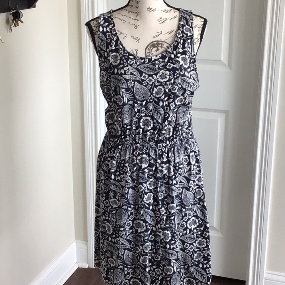 H&M Floral Navy Blue and White floral knit Dress with elastic waist Sz M